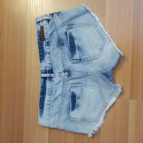 Billabong Laneway Denim Frayed Hem Acid-Washed Embroidered Cut-off Shorts - Picture 8 of 9